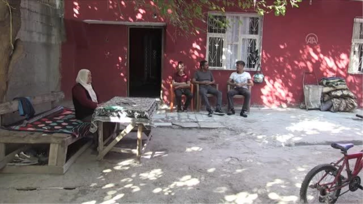 Adana\'da diyalize giren 3 kardeş böbrek nakli olacakları günü umutla bekliyor