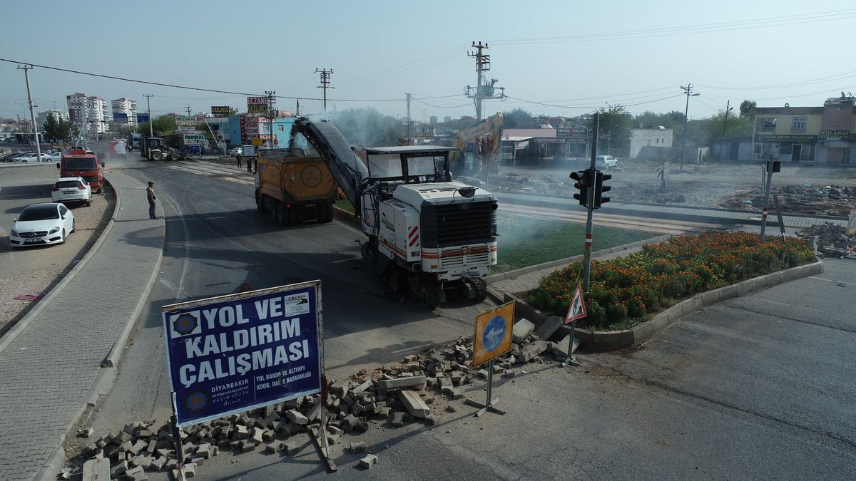 Diyarbakır Büyükşehir Belediyesi yol yapım çalışmalarını sürdürüyor