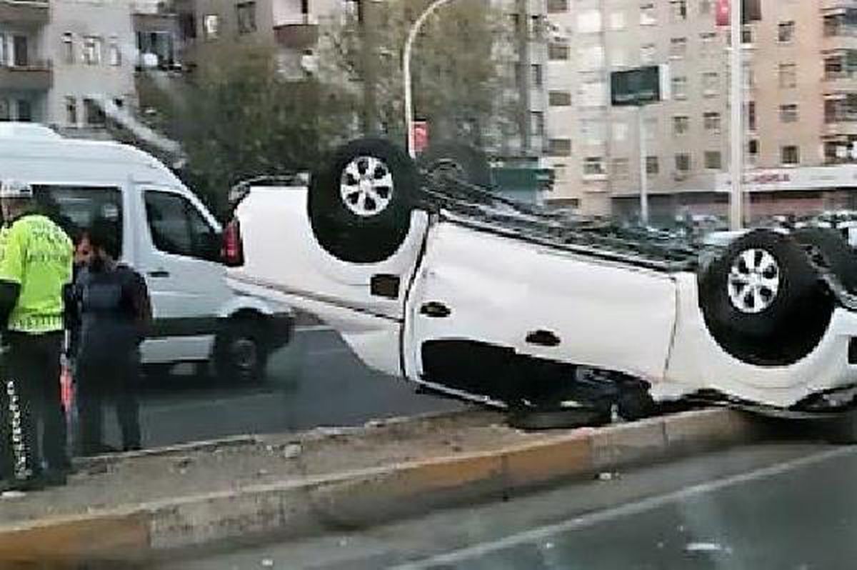 Diyarbakır\'da hafif ticari araç takla attı: 2 yaralı