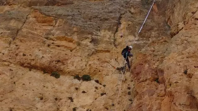 Bu balı toplamak için 150 metre yükseğe tırmanıyor, kilosu bin lira! Cumhurbaşkanı'na hediye edecek