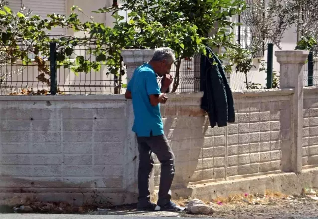 Elinde şırıngayla ayakta durmakta zorlandı, polis tarafından uzaklaştırıldı