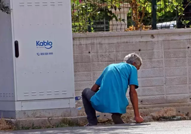 Elinde şırıngayla ayakta durmakta zorlandı, polis tarafından uzaklaştırıldı