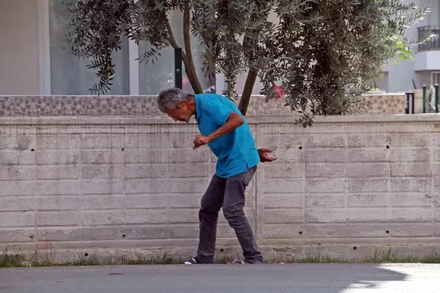 Elinde şırıngayla ayakta durmakta zorlandı, polis tarafından uzaklaştırıldı