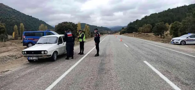 Emet ve Hisarcık jandarmasından ortaklaşa asayiş ve trafik uygulaması