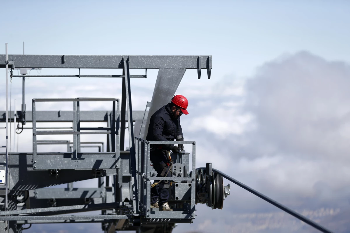 Erciyes\'in zirvesinde, şiddetli rüzgar ve soğukta zorlu teleferik mesaisi