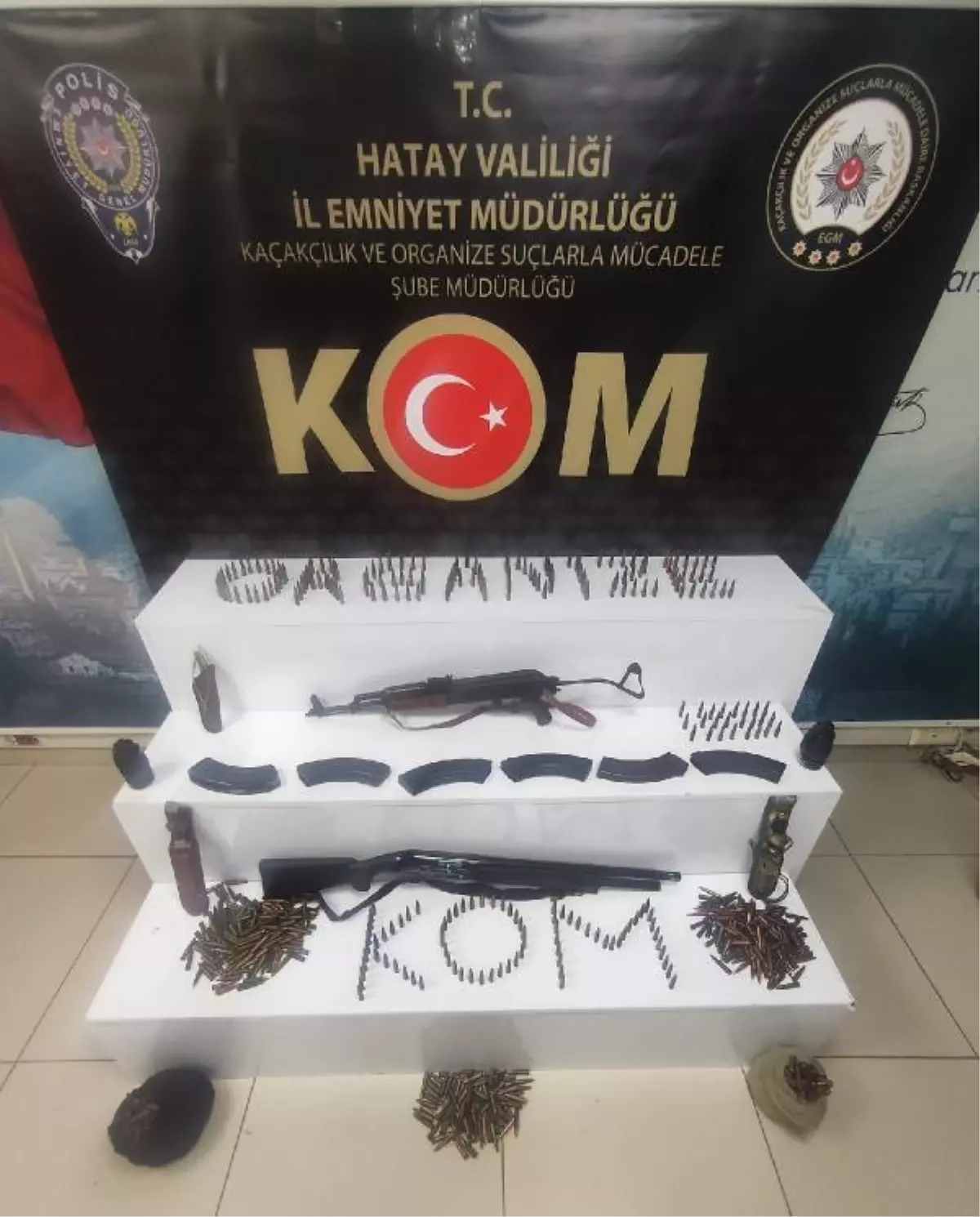 Son dakika... Evde tüfek, mermi, sis bombası ve polis yeleği bulundu