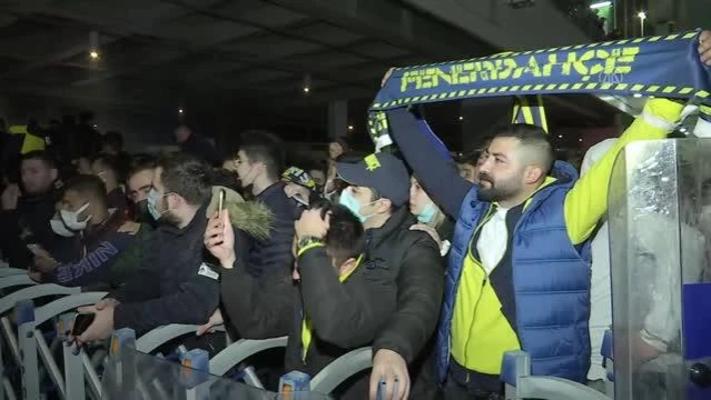Fenerbahçe Başkanı Ali Koç, karşılamaya gelen taraftarlara hitap etti (2)