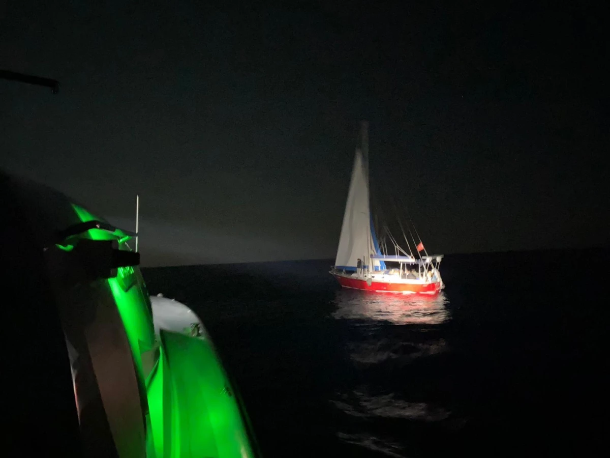 Fethiye açıklarında yelkenli teknede 26 düzensiz göçmen yakalandı