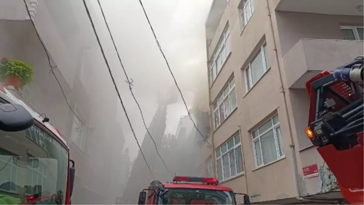 Gaziosmapaşa\'da iki katlı binanın çatı katında yangın