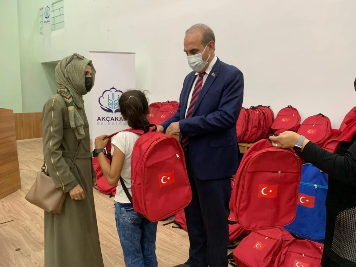 Akçakale Belediyesi ev sahipliğinde 300 öğrenciye yardım