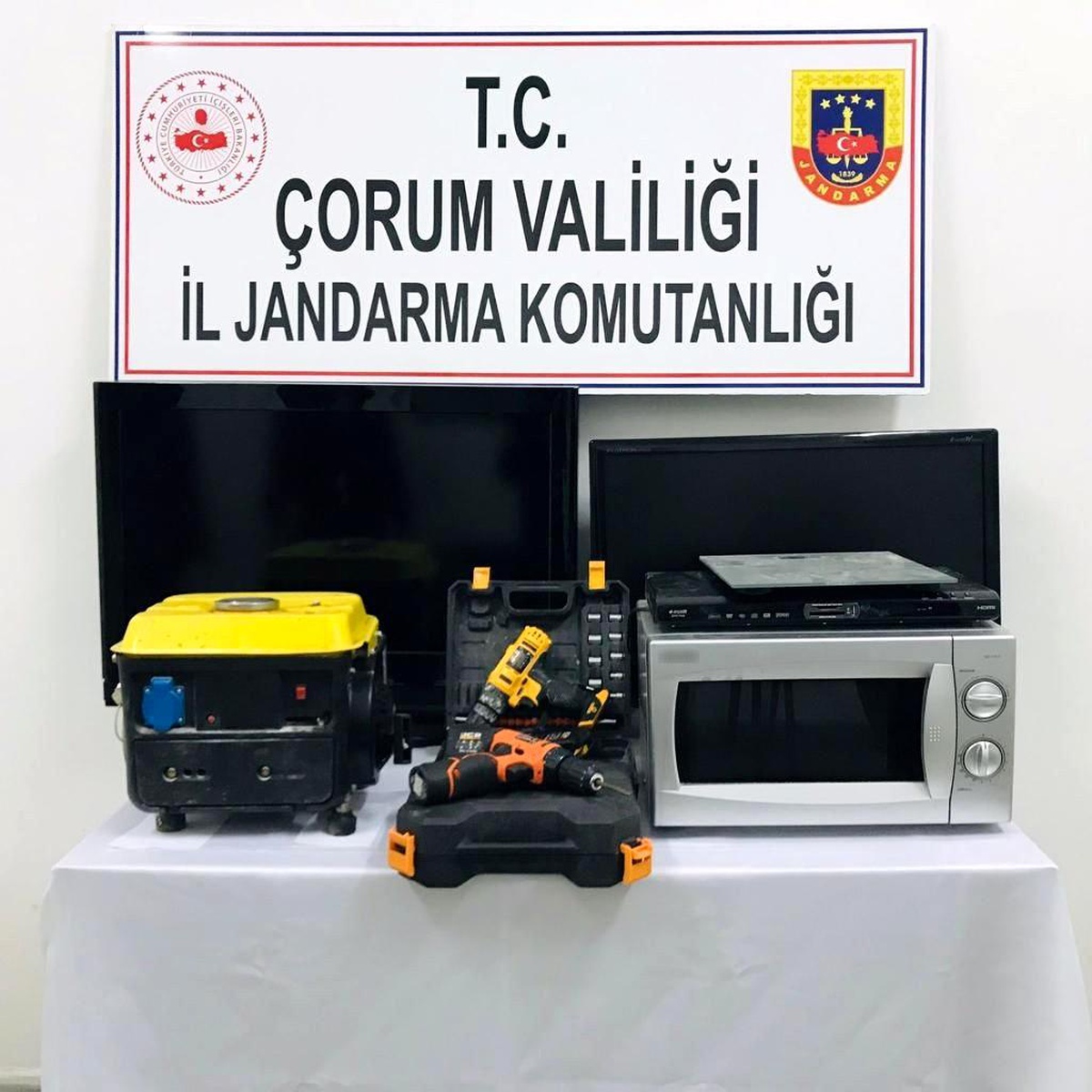 Hırsızlık zanlıları çalıntı eşyalar ile suçüstü yakalandı