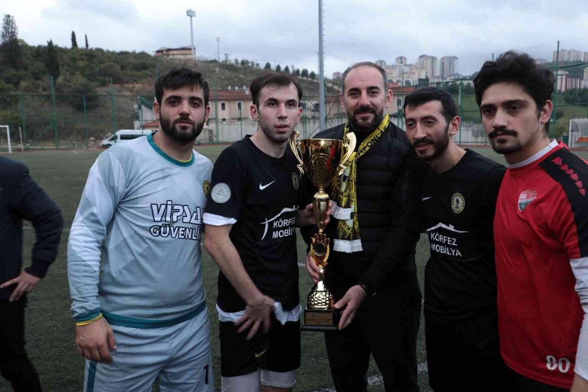 İzmit Belediyesi Başkanlık Kupası\'nda şampiyon Bekirderespor