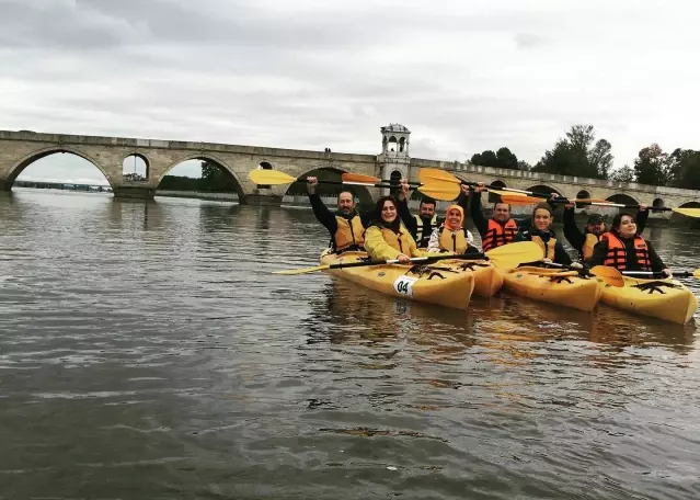 Kanocular, Meriç Nehri'nde kürek çekti