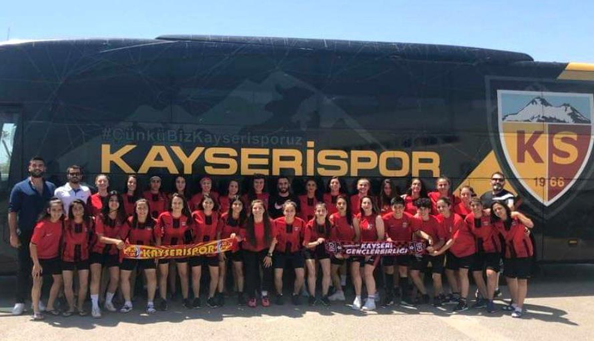 Kayserispor Başkanı Berna Gözbaşı, kadın futbol takımı aldı