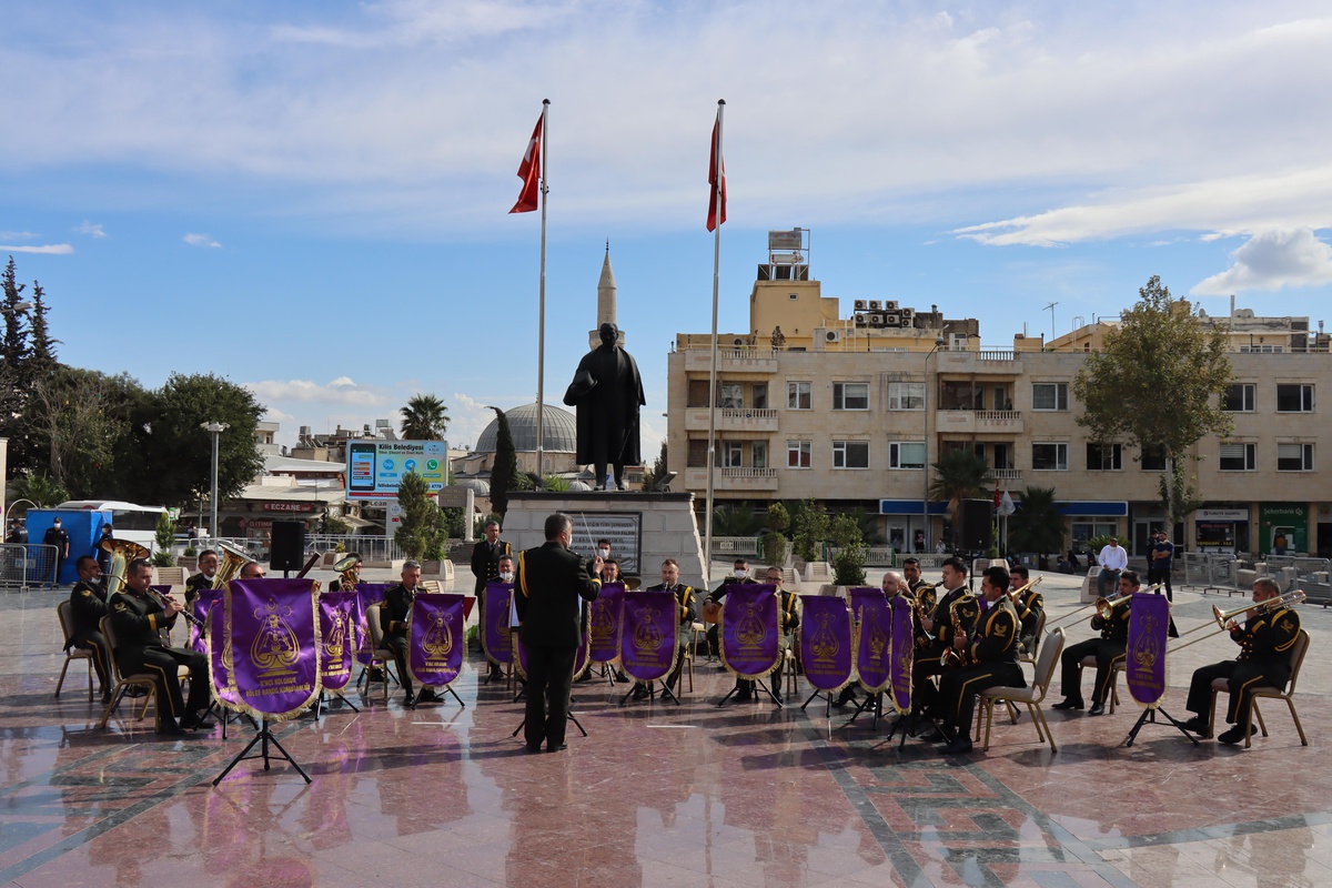 Kilis\'te askeri bando takımından "Büyük Zafer" konseri
