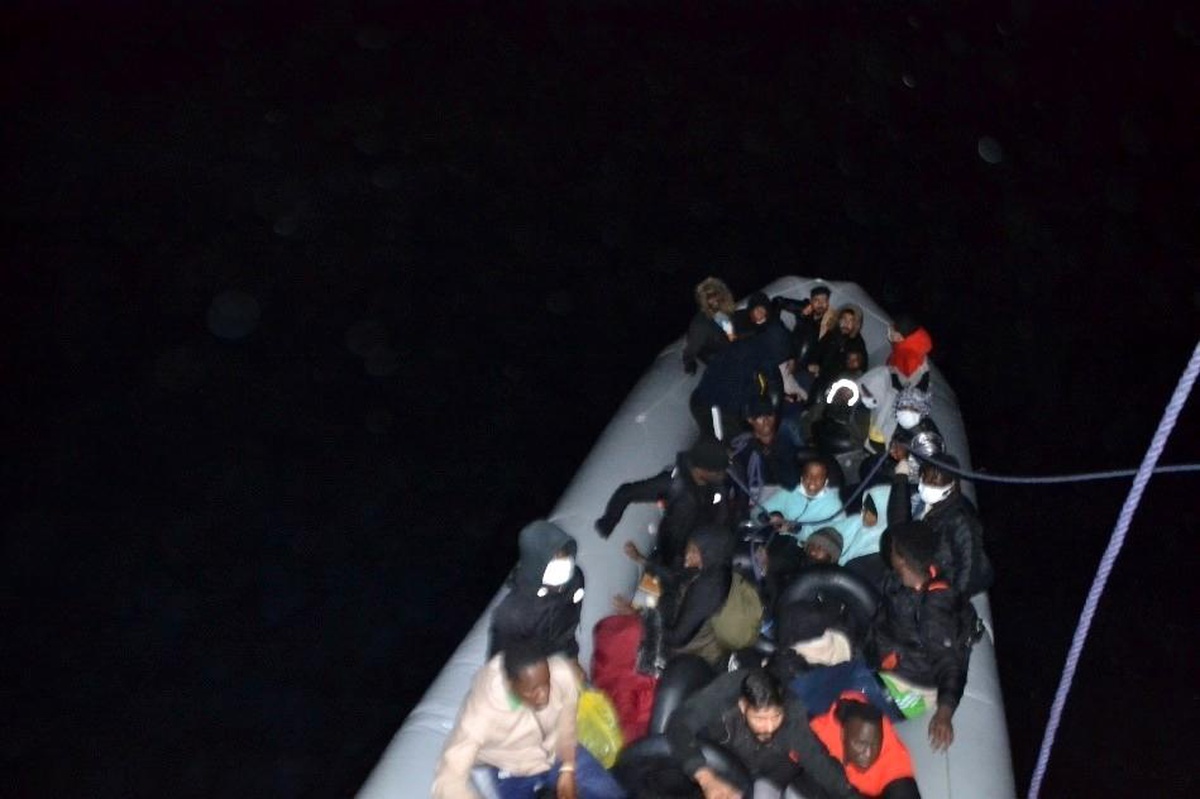 Kuşadası açıklarında 28 düzensiz göçmen kurtarıldı