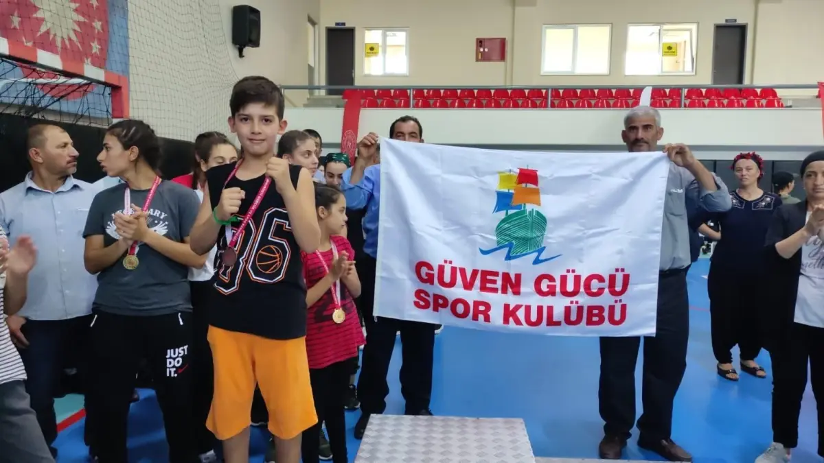 Muaythai turnuvasında şampiyon olan sporcular mahallelerinde davul zurnayla karşılandı