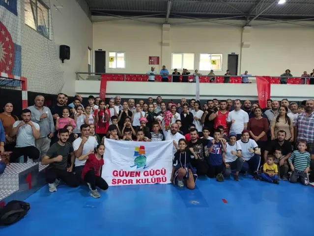 Muaythai turnuvasında şampiyon olan sporcular mahallelerinde davul zurnayla karşılandı