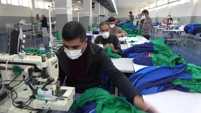 Muş'ta tekstil kent açıldı, gençler işbaşı yaptı