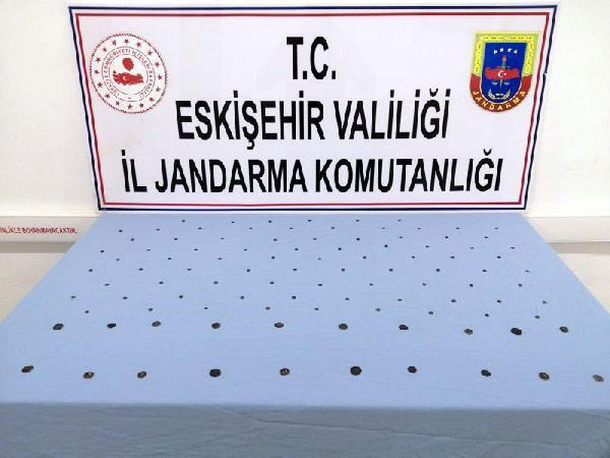 Otobüsteki yolcunun üzerinde 102 tarihi sikke ele geçirildi
