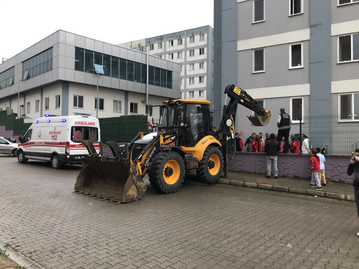 Sakarya\'da havalandırma boşluğunda sıkışan işçi kurtarıldı