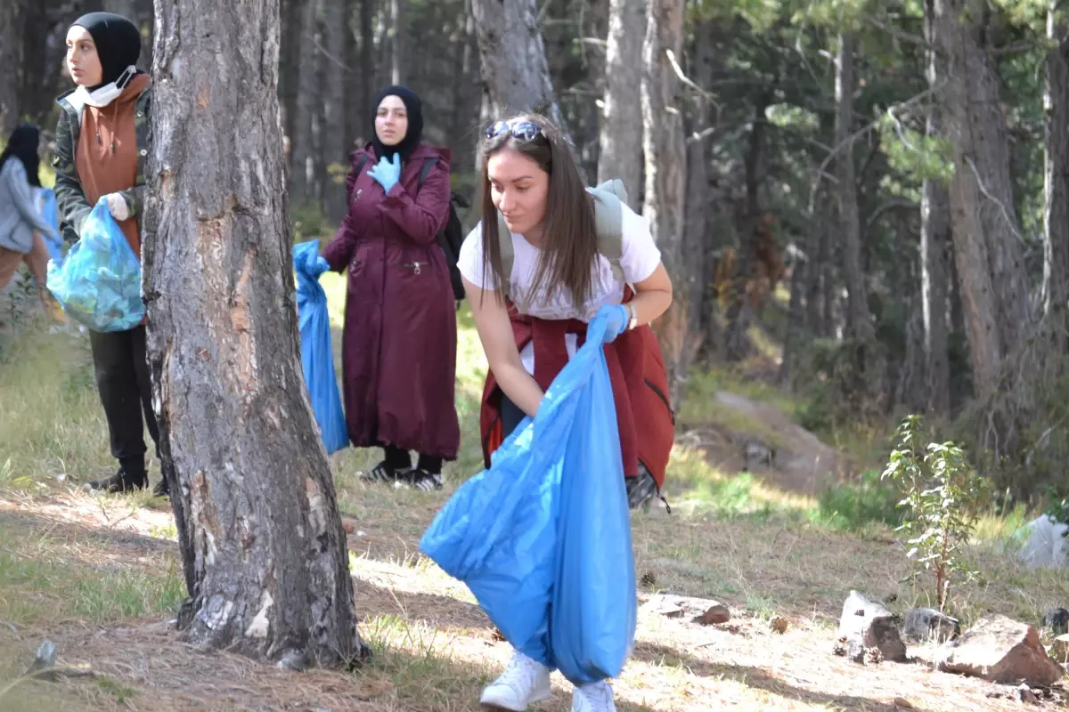 Selçuk Üniversitesi Fen Fakültesi Çekirgeler Tabiat ve Kültür Bilimi Topluluğu ormanda çöp topladı