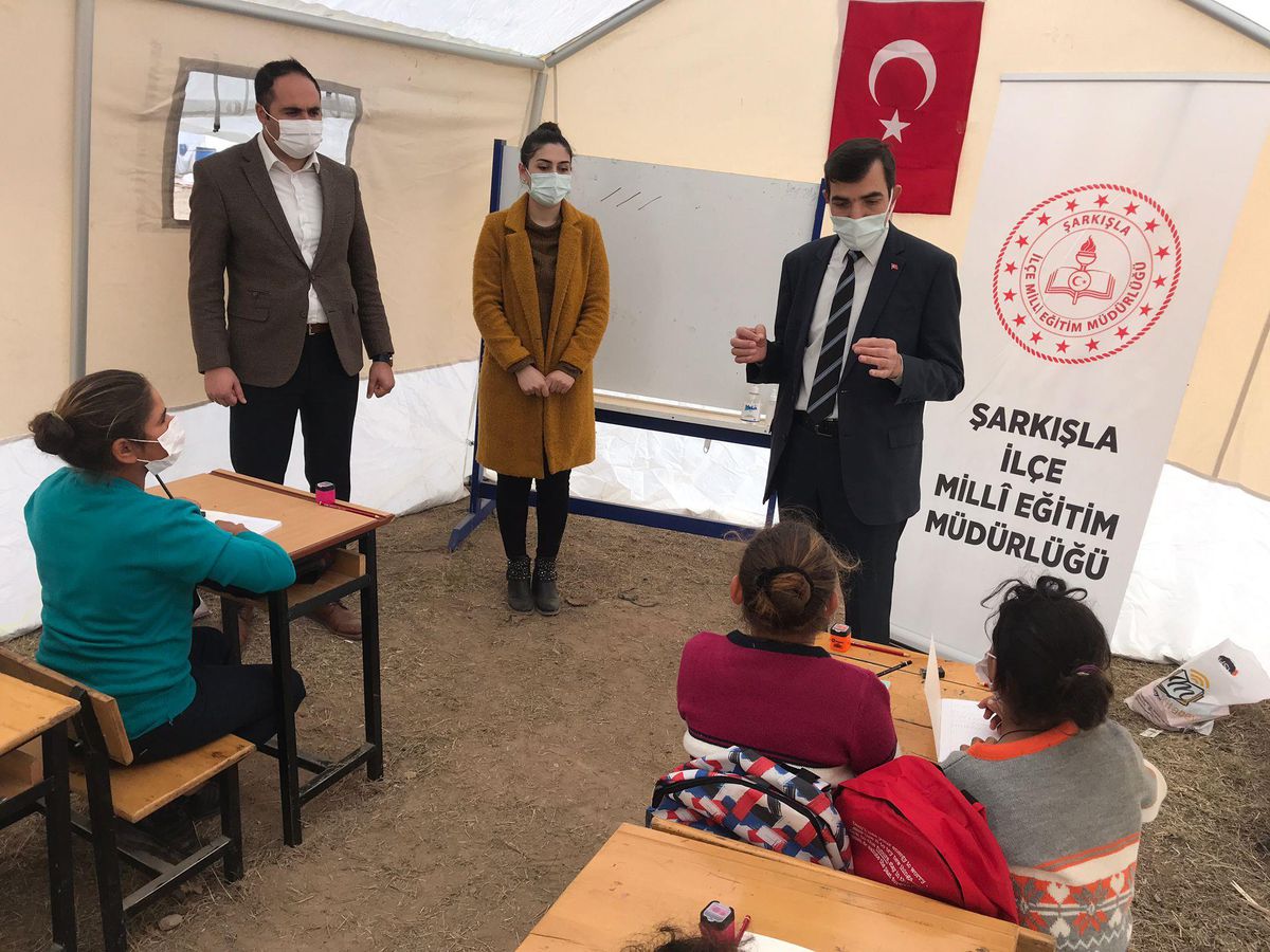 Son dakika haberi! Sivas\'ta mevsimlik işçilerin çocukları için eğitim çadırları oluşturuldu