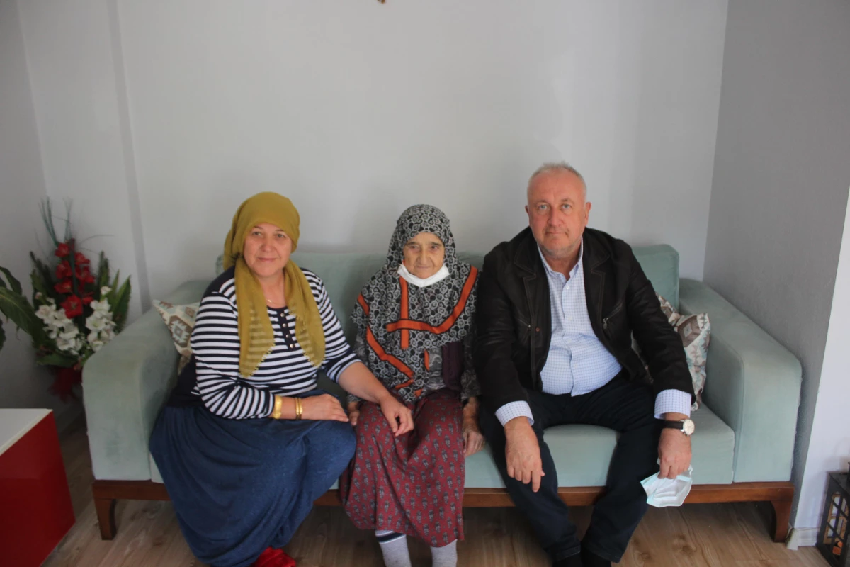 Söğütlü Belediye Başkanı Özten, yaşlıları evlerinde ziyaret ediyor