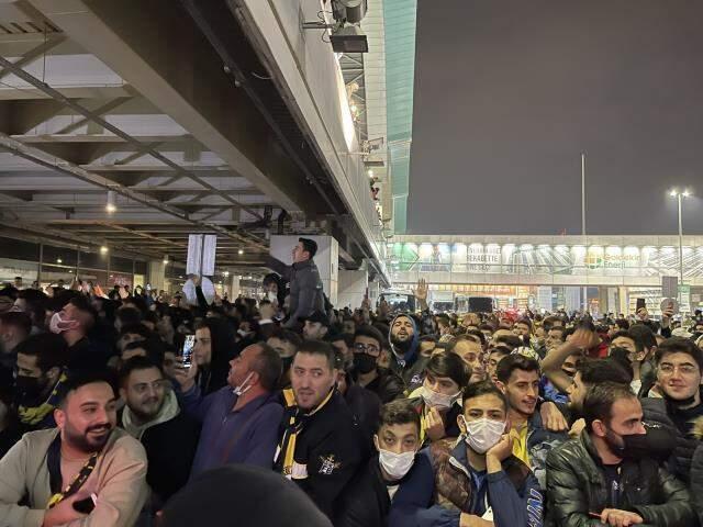 Fenerbahçe'nin taraftara çağrısı yanıt buldu! Sabiha Gökçen Havalimanı'nda tarihi gece