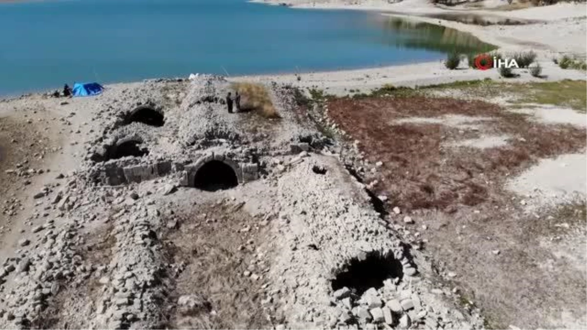 Sular çekilince ortaya çıkan Altınapa Hanı bütün olumsuzluklara rağmen ayakta