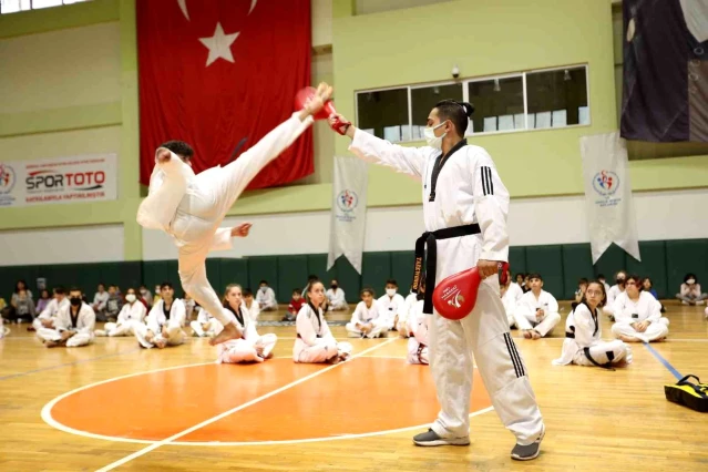 Taekwondo sınavında kıyasıya mücadele