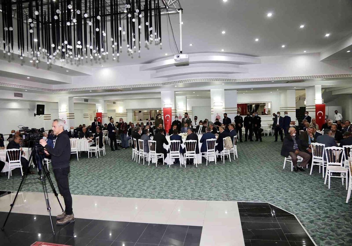 Vali Çiftçi, muhtarla bir araya geldi