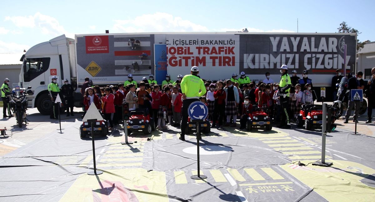 Van\'da ilkokul öğrencileri "Mobil Tır\'da" trafik eğitimi aldı