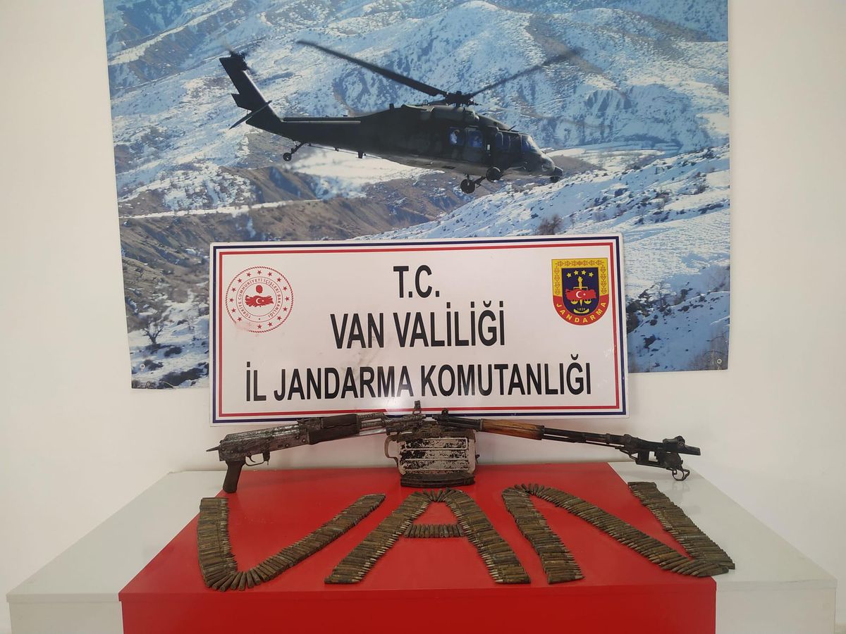 Son dakika: Van\'da PKK\'lı teröristlere ait silah ve mühimmat ele geçirildi