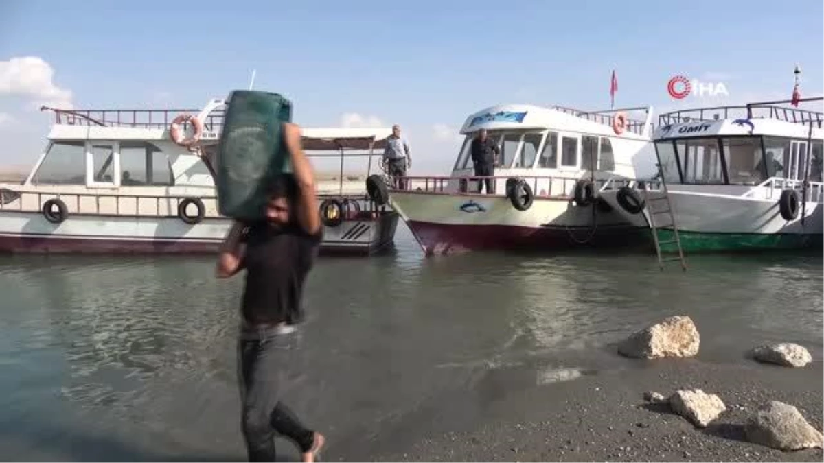 Van Gölü\'nde kuraklık etkisi: Balıkçı tekneleri limana yanaşamadı