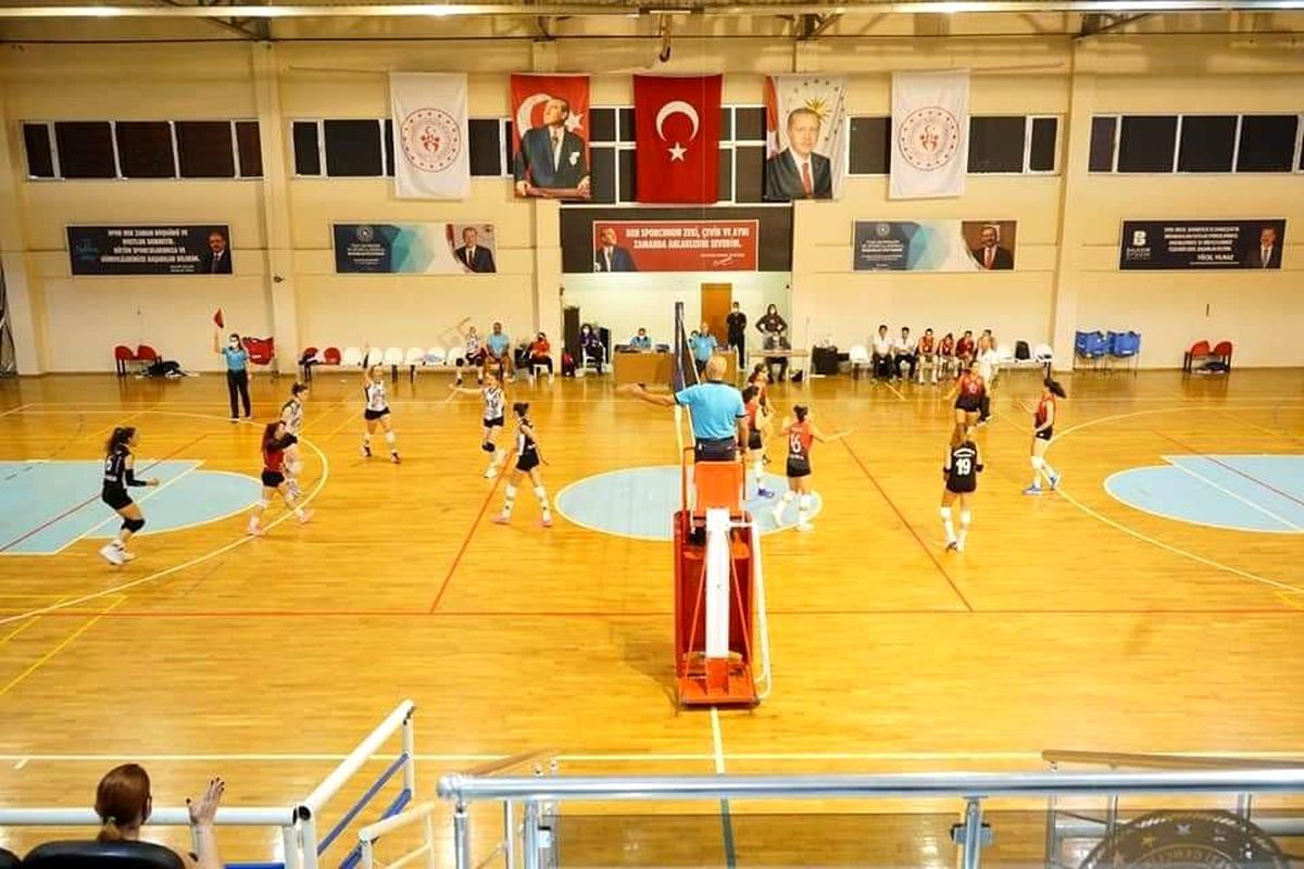 Voleybolda Ayvalık kazandı