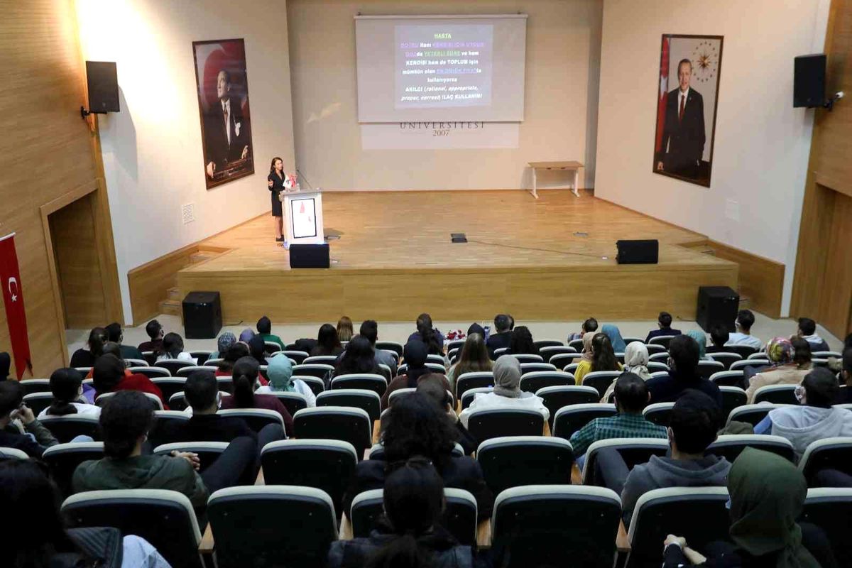AİÇÜ\'de \'Akılcı İlaç Kullanımı İçin Akıllı Eczacı\' konferansı düzenlendi