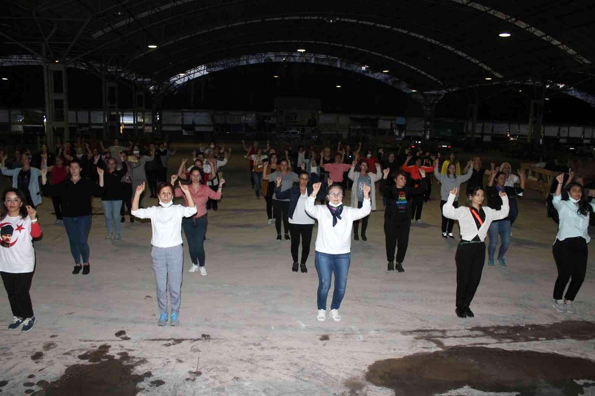 Aydın\'da 98 kadın, Cumhuriyeti zeybek oynayarak kutlayacak