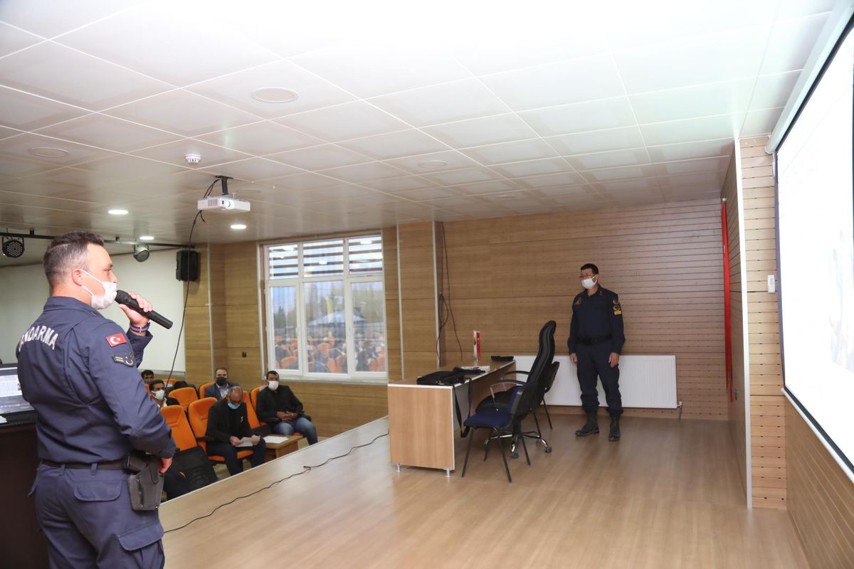 Başkale\'de öğrenci servisi sürücülerine eğitim verildi