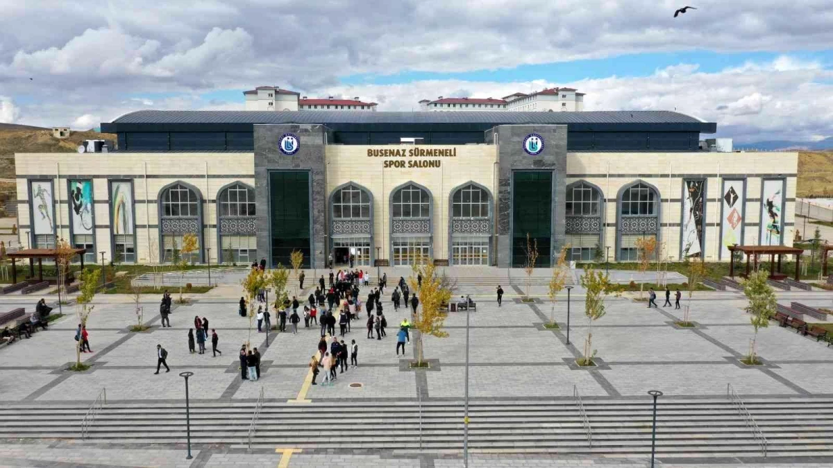 Bayburt Üniversitesi Spor Salonuna Milli Boksör Busenaz Sürmeli\'nin adı verildi