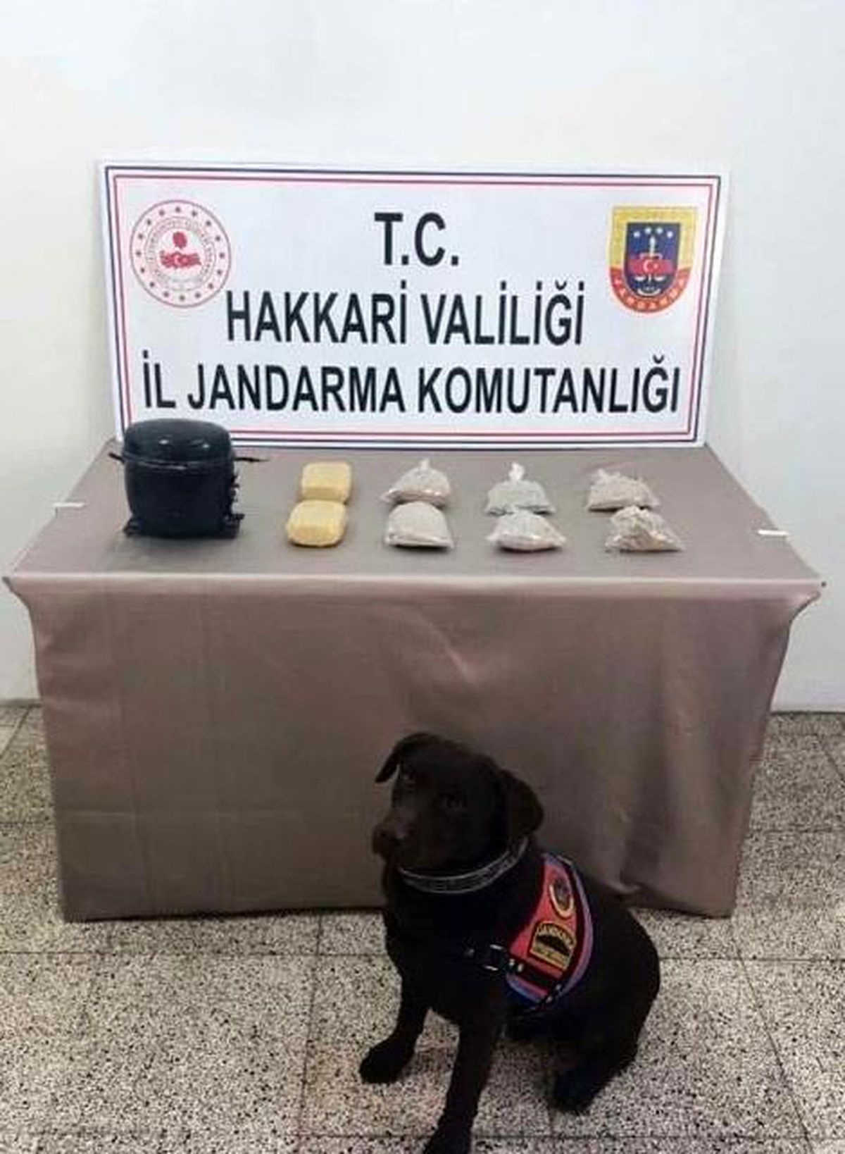Hakkari\'de buzdolabı kompresörünün içine gizlenmiş 3 kilo eroin ele geçirildi