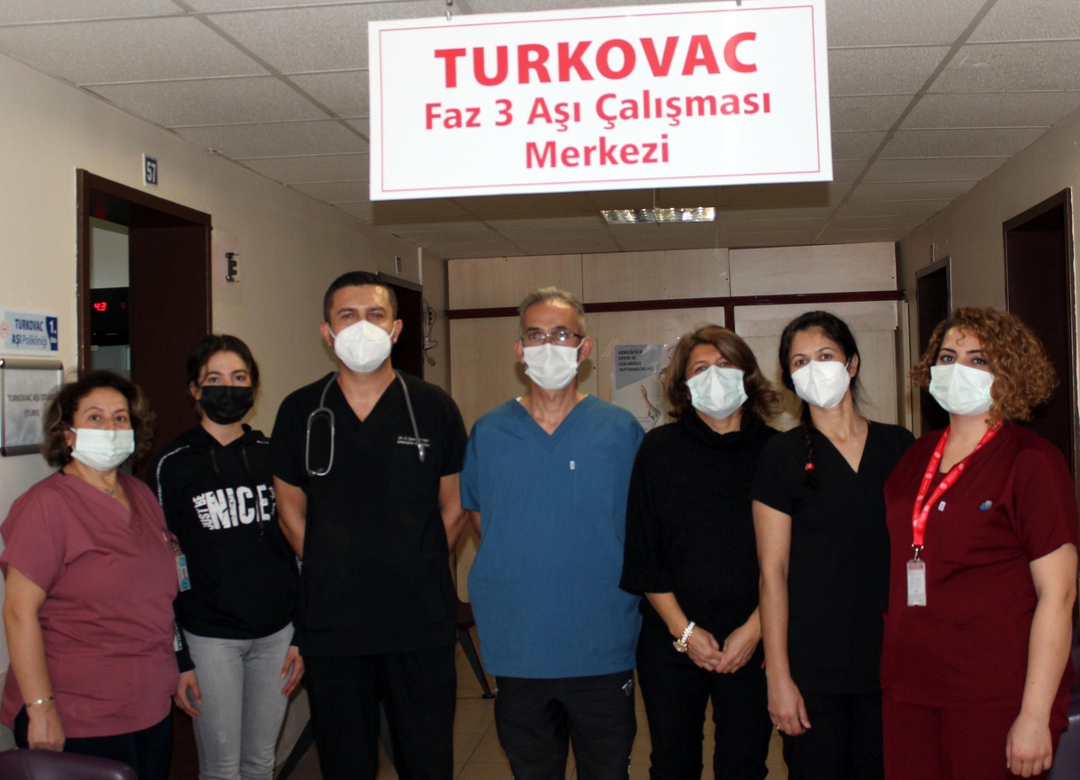 Denizli\'de TURKOVAC Faz-3 çalışması kapsamında gönüllüler aşılanıyor