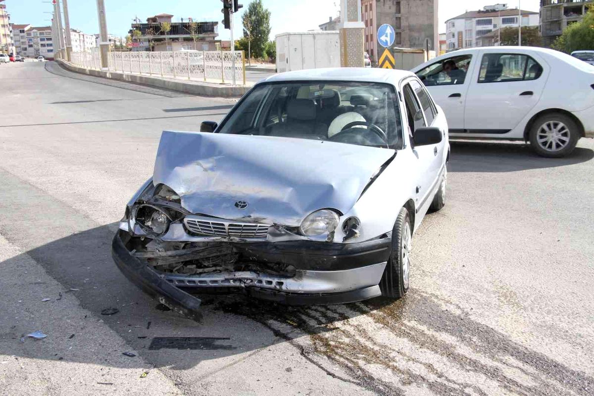 Son dakika haberleri... Elazığ\'da trafik kazası: 2 yaralı