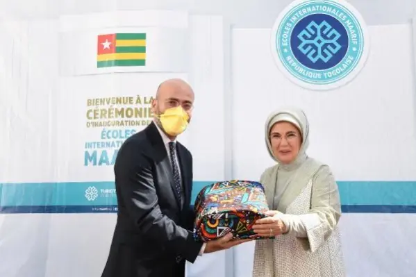 Emine Erdoğan, Togo'da Maarif Vakfı okulunu ziyaret etti