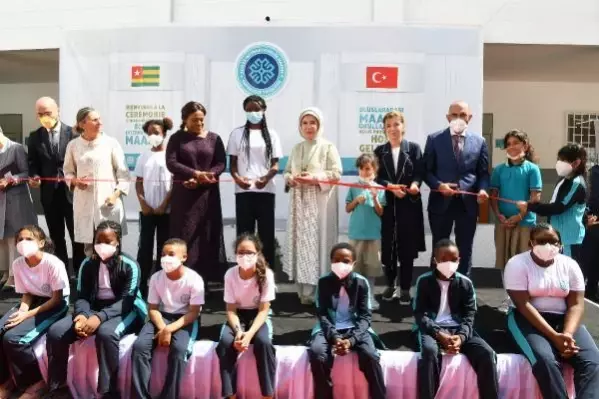 Emine Erdoğan, Togo'da Maarif Vakfı okulunu ziyaret etti