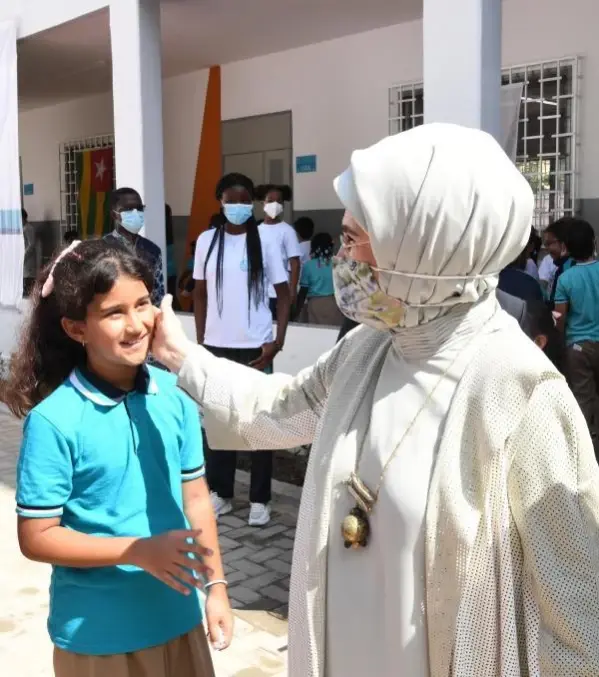 Emine Erdoğan, Togo'da Maarif Vakfı okulunu ziyaret etti