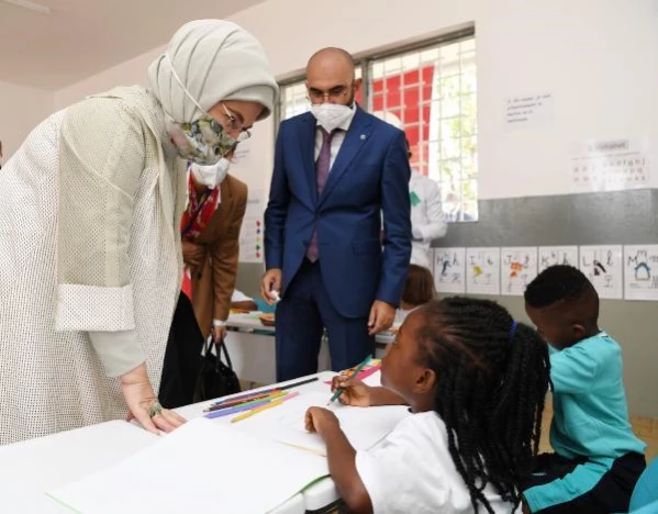 Emine Erdoğan, Togo'da Maarif Vakfı okulunu ziyaret etti