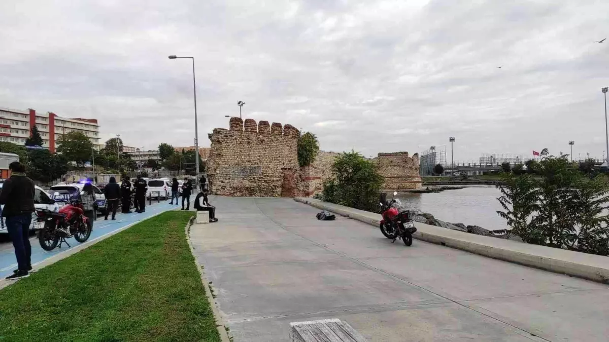 Fatih\'te sahilde erkek cesedi bulundu