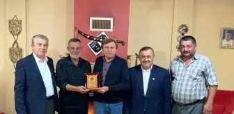 Festivalde derece alan çiftçiye plaket