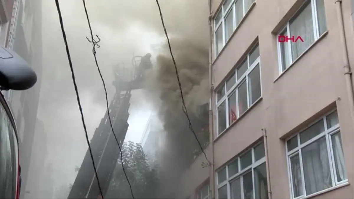 GAZİOSMAPAŞA\'DA, İKİ KATLI BİNANIN ÇATI KATINDA YANGIN